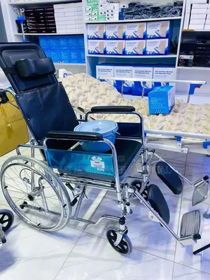 Kiti cha Magurudumu cha Mwongozo kinachorejea chenye Commode na Msaada wa Miguu