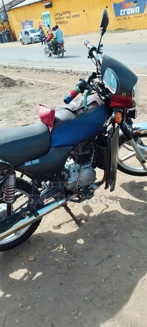 Bajaj Boxer 100 2023 Nyeusi