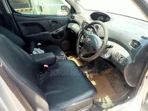 Toyota Fun Cargo 2006 Nyeupe