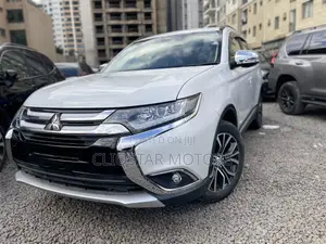 Mitsubishi Outlander LE FWD 2018 Nyeupe