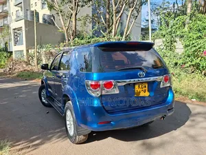 Toyota Fortuner 2012 Bluu