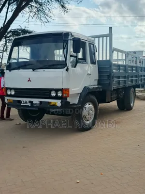 Mitsubishi Fuso Fighter Truck 1995 White