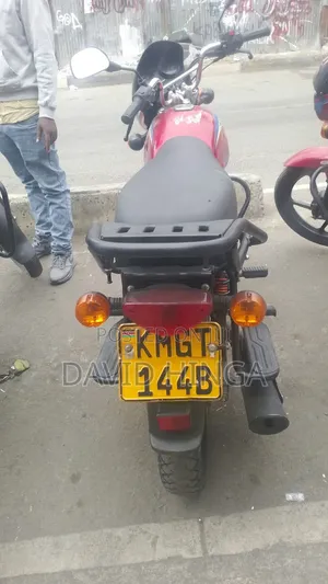 Bajaj Boxer 125 2025 Nyekundu