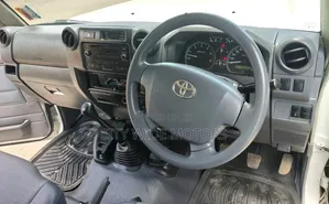 Toyota Land Cruiser 2022 Nyeupe