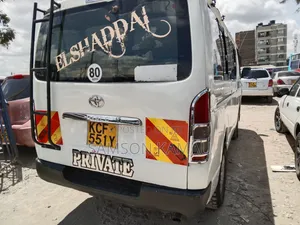 Toyota HiAce 2009 Nyeupe