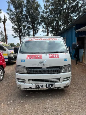 Toyota HiAce 2009 Nyeupe