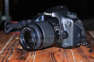 Canon 7D Mark II Kamera ya DSLR na Lens ya 18-55mm