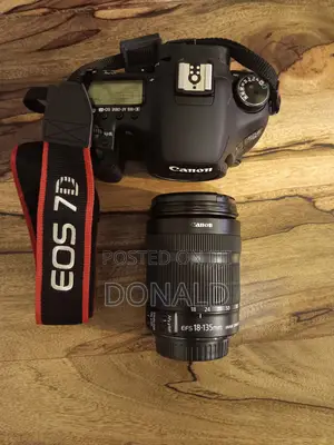 Canon 7D Kamera ya DSLR na Lens ya 18-135mm