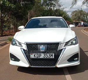 Toyota Crown 2017 Nyeupe