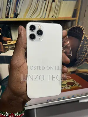 Apple iPhone 11 Pro 256GB Nyeupe