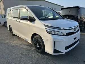 Toyota Voxy X 2WD 7-Seater 2019 Nyeupe