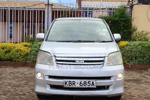 Toyota Noah 2005 Nyeupe