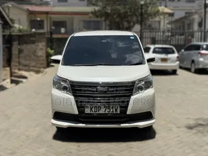 Toyota Noah 2017 Nyeupe