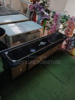 Boss Office Products TV Stand yenye Droo