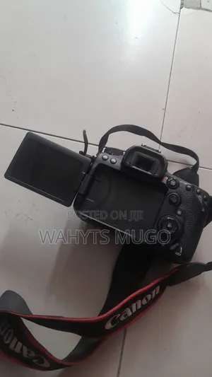 Canon EOS 90D Kamera ya DSLR