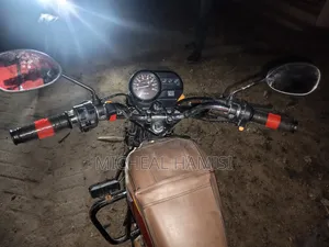 Honda CB 2024 Nyekundu
