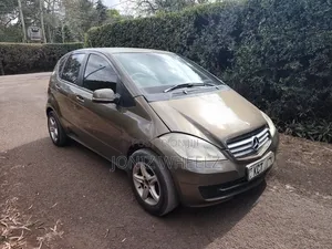 Mercedes-Benz A-Class A180 2011 Dhahabu