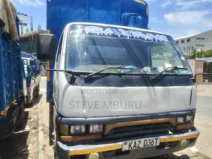 Lori la Mitsubishi Fuso Box