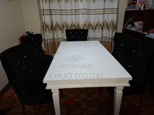 Meza ya Kulia Nyeupe Ubora wa Juu na Viti 6 Nyeusi