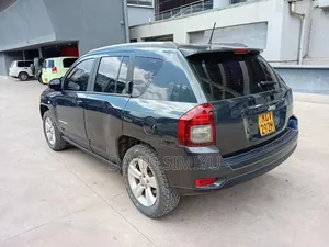 Jeep Cherokee 2012 Nyeusi