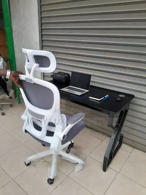 Kiti cha Ofisi chenye Headrest Inayoweza Kurekebishwa - Nyeupe