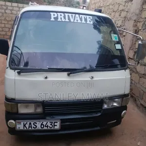 Nissan Caravan (Urvan) 1998 - Nyeupe