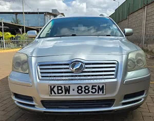 Toyota Avensis 2006 Nyeupe
