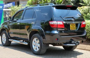 Toyota Fortuner 2010 Nyeusi