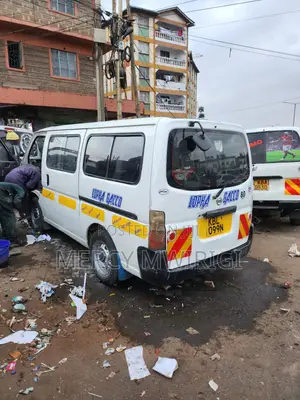 Toyota HiAce 2000 Nyeupe
