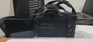 Kamera ya DSLR ya Canon 250D yenye Lens