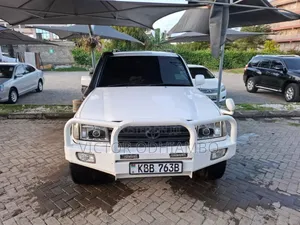 Toyota Land Cruiser HDJ 100 2000 Nyeusi