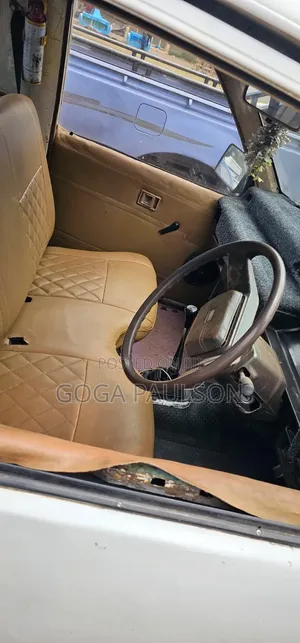 Mitsubishi L200 Lori la 1982 - Nyeupe