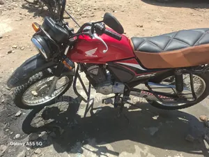 Honda CB 125 2025 Nyekundu