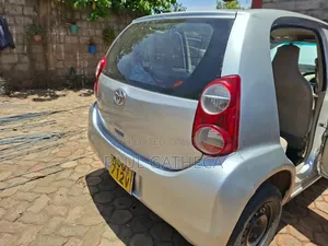 Toyota Passo 2011 Nyeupe
