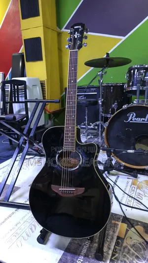 Gitaa la Yamaha Semi-Acoustic