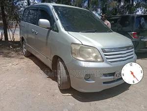 Toyota Noah 2.0 143hp FWD (7 Seater) 2009 Silver