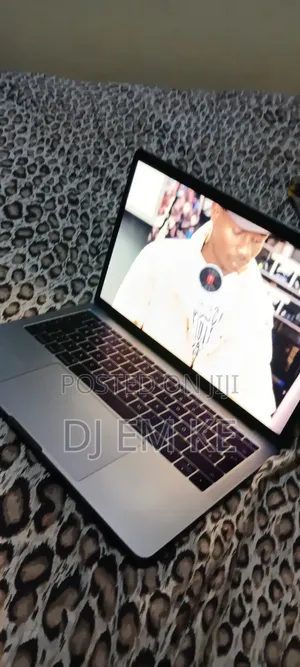Apple MacBook Pro 2017 8GB Intel Core i5 250GB SSD