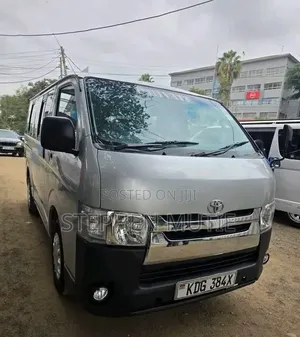 Toyota HiAce 2014 Nyeusi