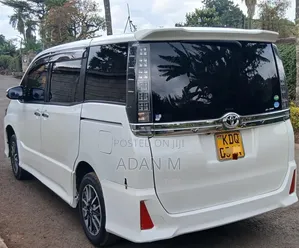 Toyota Voxy V 2WD 8-Seater 2017 Nyeupe