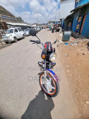 Bajaj Boxer 100 2020 Nyeusi