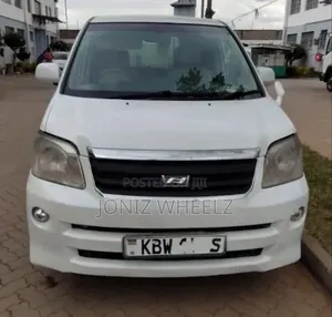 Toyota Noah 2006 Nyeupe