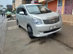 Toyota Noah 2012 Nyeupe