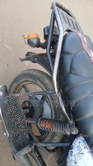Bajaj Boxer 125 2024 Nyeusi