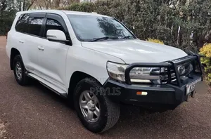 2017 Toyota Land Cruiser LC200 GXR V8