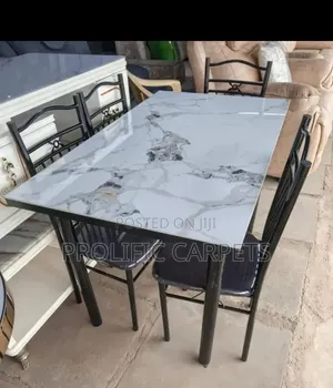 Jedwali la Kula la Kifahari la Watu 4