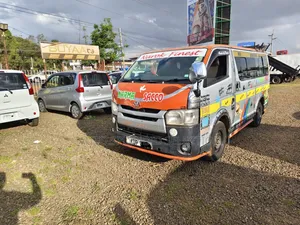 Toyota HiAce 2016 Nyeupe