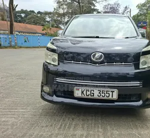 Toyota Voxy 2012 Nyeusi