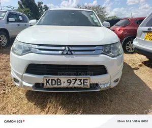 Mitsubishi Outlander 2013 Nyeupe