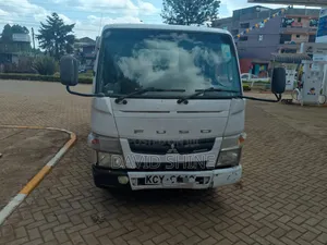 Mitsubishi Fuso Canter 2012 Nyeupe