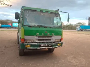 Mitsubishi Fuso Fighter "Kichwa Ngombe" Lori la Saruji